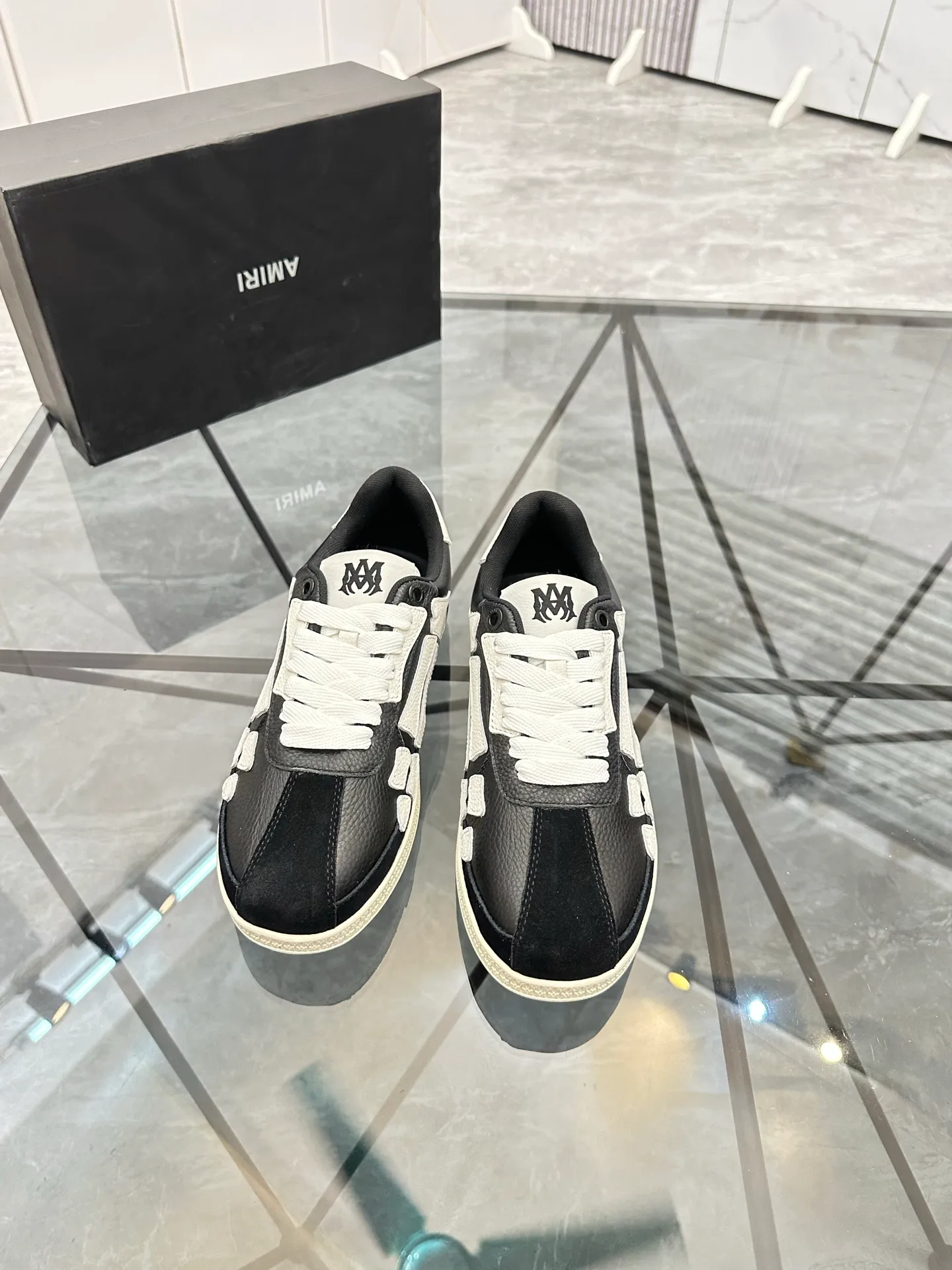 Men's shoes: 💰P420¥ Product trademark: AMIRI* "Amir*" low-top casual shoes Regular size: 38-45 (can be customized to 46) Product material: imported nubuck leather upper, breathable lining, original outsole. Number: 001